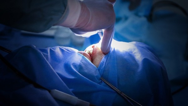 得了天花是否能继续工作